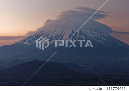 夜明けの精進湖・パノラマ台から見る笠雲を被った富士山 118779633