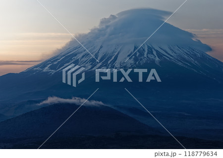 夜明けの精進湖・パノラマ台から見る笠雲を被った富士山 118779634