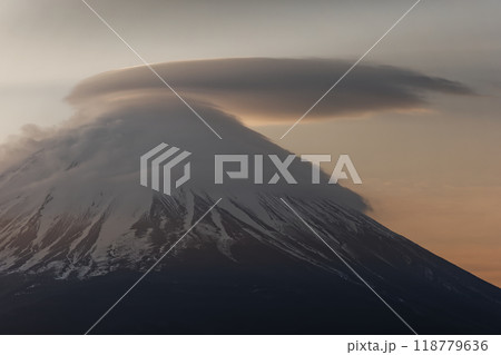 夜明けの精進湖・パノラマ台から見る笠雲を被った富士山 118779636