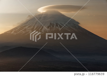 夜明けの精進湖・パノラマ台から見る笠雲を被った富士山 118779639