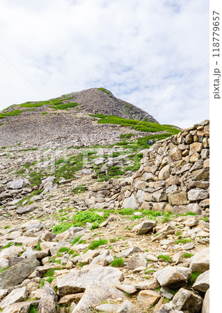 岐阜県の日本百名山　笠ヶ岳登山　笠ヶ岳山荘から見上げる山頂 118779657