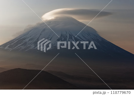 朝の精進湖・パノラマ台から見る笠雲を被った富士山 118779670