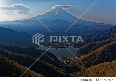 精進峠から見る笠雲を被った富士山と精進湖 118779707