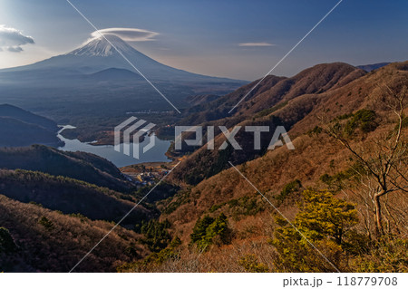 精進峠から見る笠雲を被った富士山と精進湖 118779708