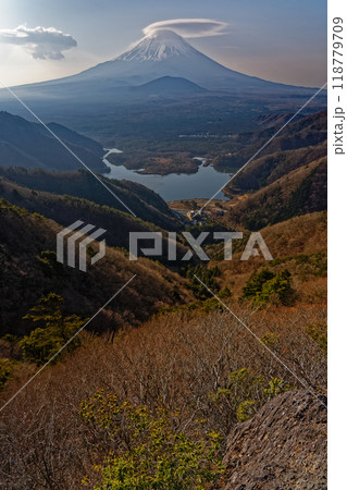 精進峠から見る笠雲を被った富士山と精進湖 118779709