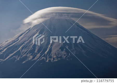三方分山から見る笠雲を被った富士山 118779755