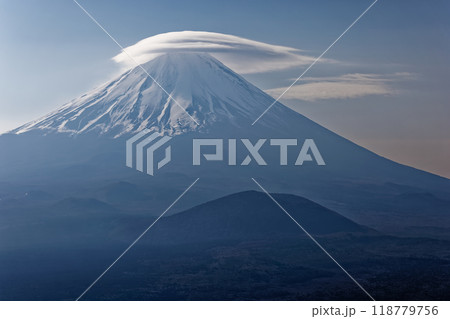 三方分山から見る笠雲を被った富士山 118779756