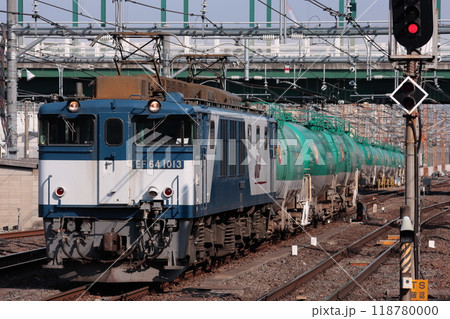 JR大宮駅を通過するEF64-1013号機牽引の石油貨物列車_2010/3/12
