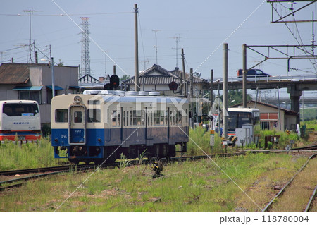 関東鉄道常総線_下館駅を発車するキハ100形気動車(旧国鉄キハ30系気動車)_2009/8/24撮影 関東鉄道常総線_下館駅を発車するキハ100形気動車(旧国鉄キハ30系気動車)_2009/8/24撮影 118780004
