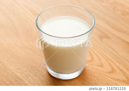 コップに入った牛乳 118781228