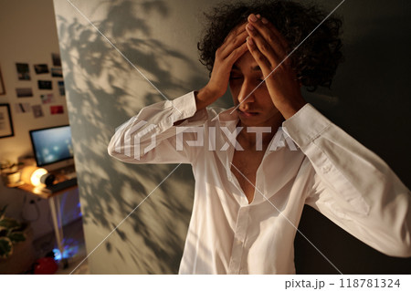 Drunk man with splitting headache 118781324