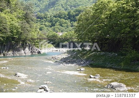 新緑が美しい山並みと清流 吊り橋 118781337
