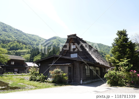 白川郷の新緑が美しい山並みと合掌造りの家屋 白川郷の新緑が美しい山並みと合掌造りの家屋 118781339