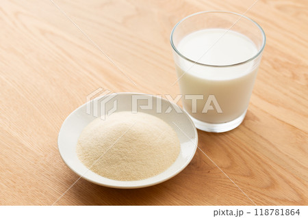 プロテインドリンクの粉末と牛乳 プロテインドリンクの粉末と牛乳 118781864