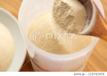 プロテインドリンクを作る手元 118781939