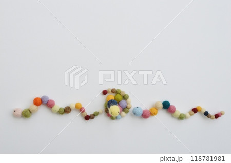 羊毛フェルトのボールで作ったへびの年賀素材 　　　　　　　　  118781981