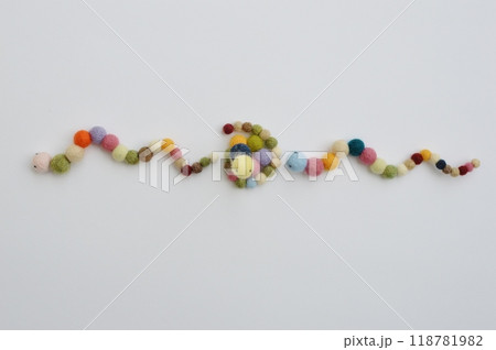 羊毛フェルトのボールで作ったへびの年賀素材 羊毛フェルトのボールで作ったへびの年賀素材 118781982