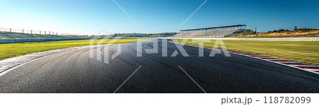 晴天の青空とモータースポーツのレース場	 118782099