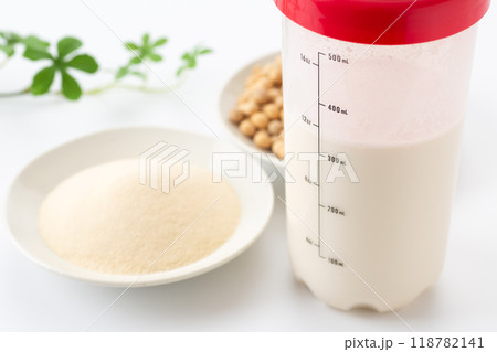 シェイカーに入ったプロテインドリンクと粉末 118782141