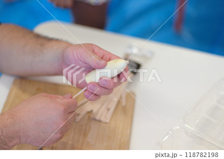 イベントでチョコバナナを作っている様子 118782198