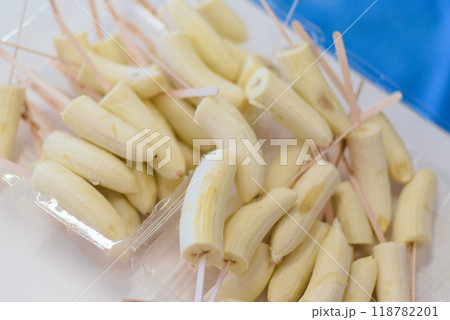 イベントでチョコバナナを作っている様子 118782201