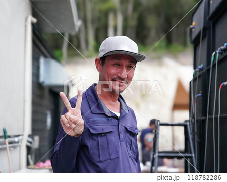 野外で笑顔の男性 118782286