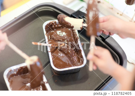 ホットプレートで作るチョコバナナ ホットプレートで作るチョコバナナ 118782405