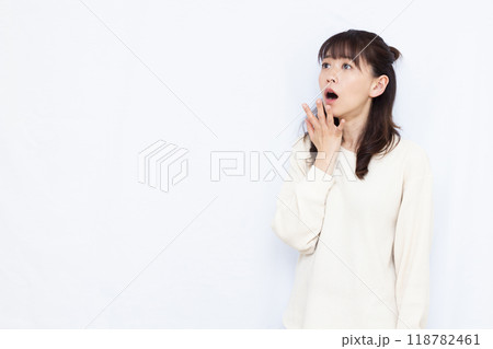 びっくり驚く女性 びっくり驚く女性 118782461