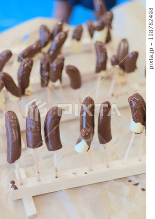 お祭りの味を自宅で：チョコバナナの完成を待つ瞬間 118782498