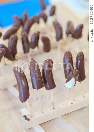 お祭りの味を自宅で：チョコバナナの完成を待つ瞬間 118782499