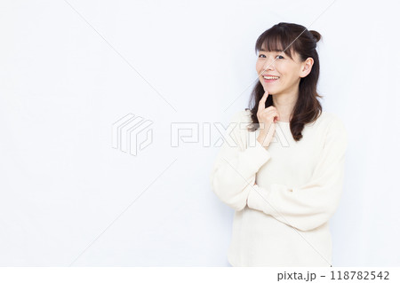 笑顔で考えている女性 笑顔で考えている女性 118782542