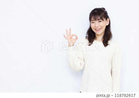 OKサインをしている女性 OKサインをしている女性 118782617