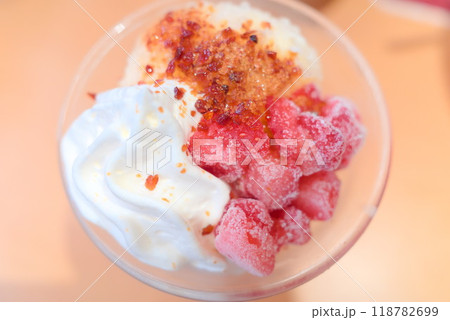 いちごと焼きプリンの入ったパフェ 118782699