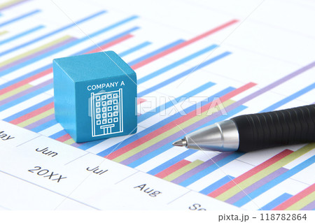 会社のアイコンが描かれたブロックとビジネスチャート 118782864