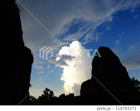 【カンボジア】青空とプレ・ループの塔のシルエット(シェムリアップ) 【カンボジア】青空とプレ・ループの塔のシルエット(シェムリアップ) 118783271