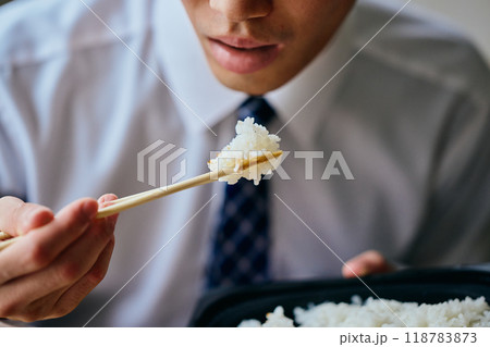 弁当を食べる20代の若い男性 118783873