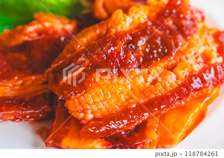 細かく筋切りされた味付け肉　 118784261