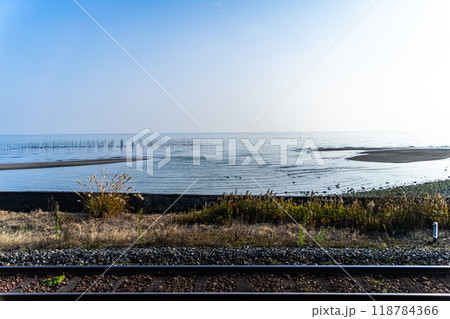 島原鉄道から見える有明海 118784366