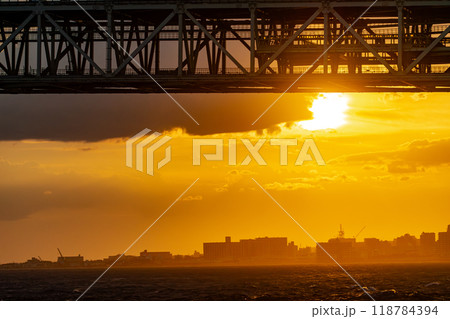 夕焼けの明石海峡大橋 夕焼けの明石海峡大橋 118784394