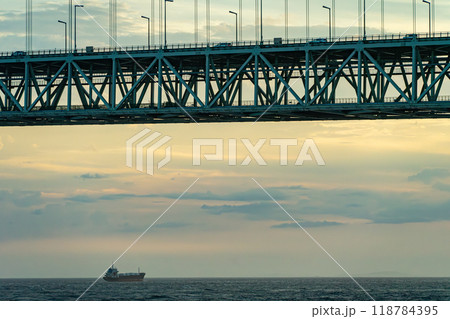 夕焼けの明石海峡大橋 夕焼けの明石海峡大橋 118784395
