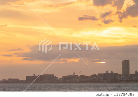 夕焼けの明石海峡 118784398