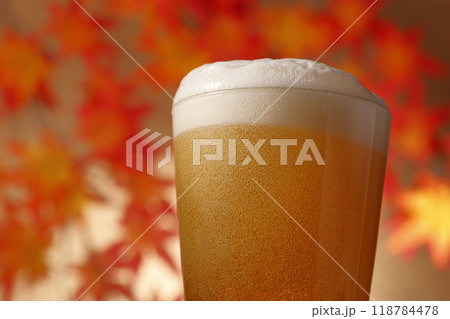 秋の紅葉と美味しいビール 118784478