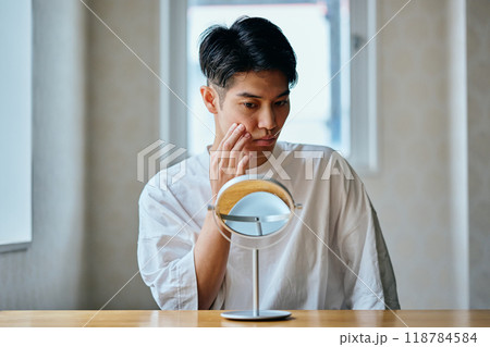 肌を気にする20代の若い男性 118784584