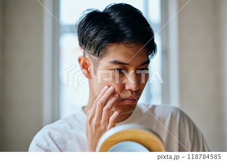 肌を気にする20代の若い男性 118784585