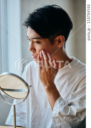 肌を気にする20代の若い男性 118784588