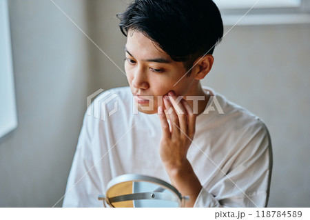 肌を気にする20代の若い男性 118784589