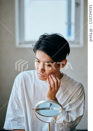 肌を気にする20代の若い男性 118784591