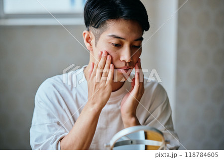 肌を気にする20代の若い男性 118784605