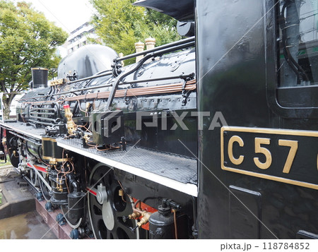 C57貴婦人66号機、運転席脇からボイラーを眺めるの写真素材 [118784852