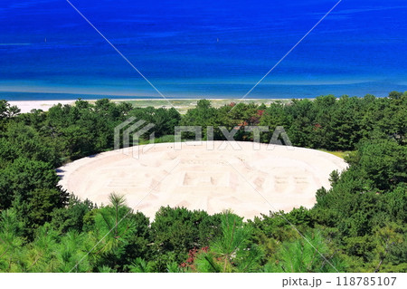 【香川県】晴天の銭形展望台から見た 銭形砂絵（琴弾公園）  118785107